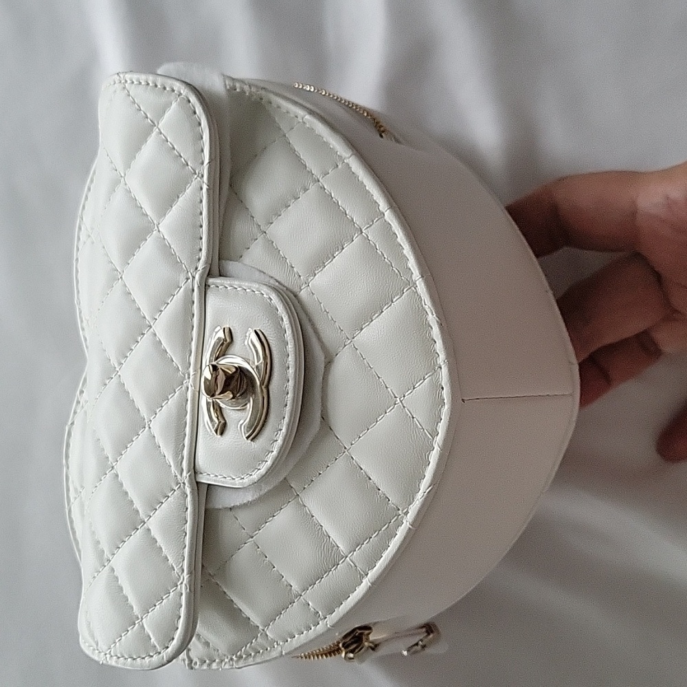 Chanel heart bag large size in white - Picture 14 of 16
